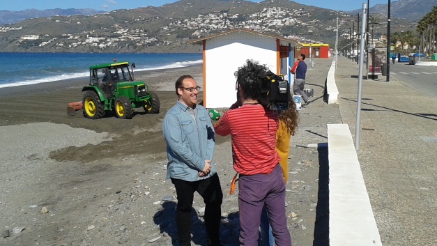 El concejal Manuel Guirado atiende a medios de comunicación nacionales interesados por nuestras playas.